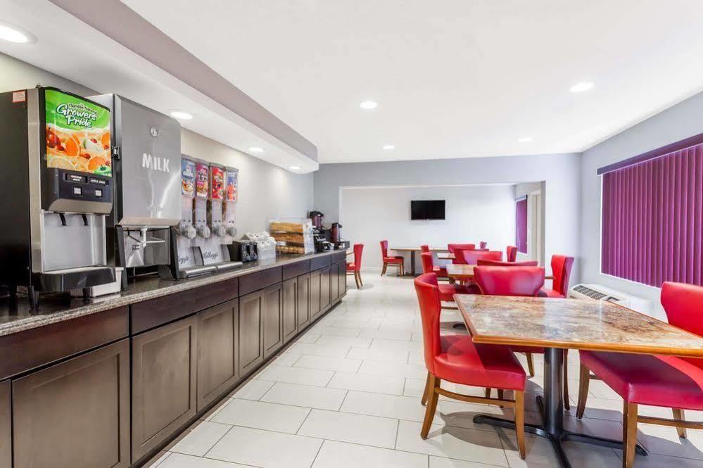 Super 8 By Wyndham Orlando Near Florida Mall Williamsburg Bagian luar foto