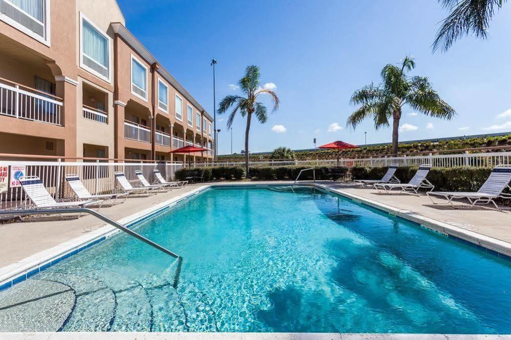 Super 8 By Wyndham Orlando Near Florida Mall Williamsburg Bagian luar foto